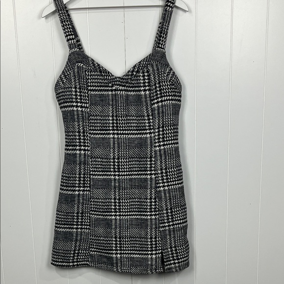 The Free Yoga Womens Jumper M Black White Texture Pattern Lined Back Zip Mini - Picture 1 of 14